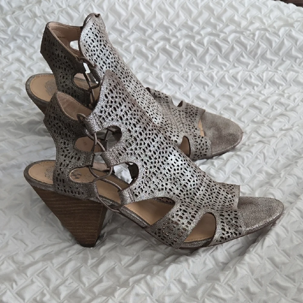 Vince Camuto step into